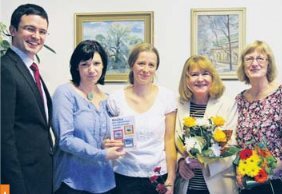(zleva) Ředitel domova Matěj Lejsal, autorky Klára Dvořáková a Klára CIngrošová,
zpěvačka Pavlína Filipovská a odbornice Hana Janečková